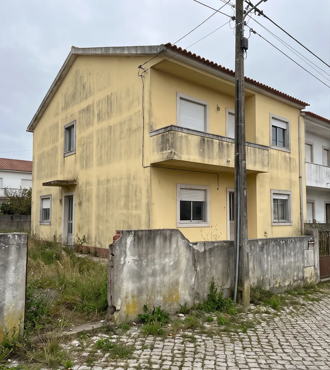 Antes: sobrado amarelo manchado