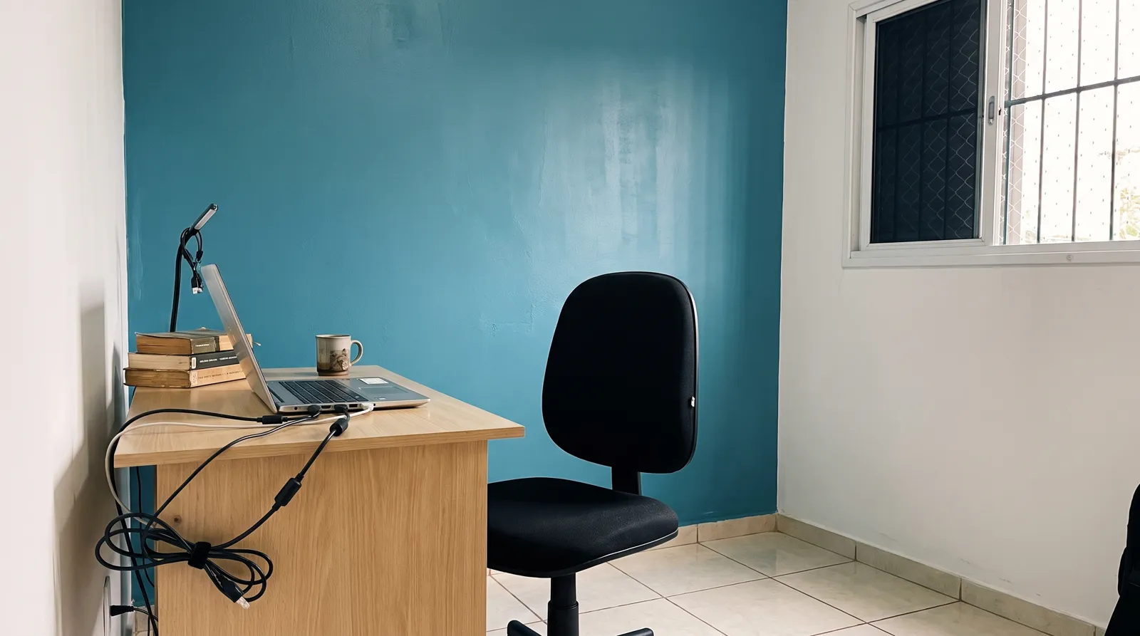 Escritório com parede azul petróleo
