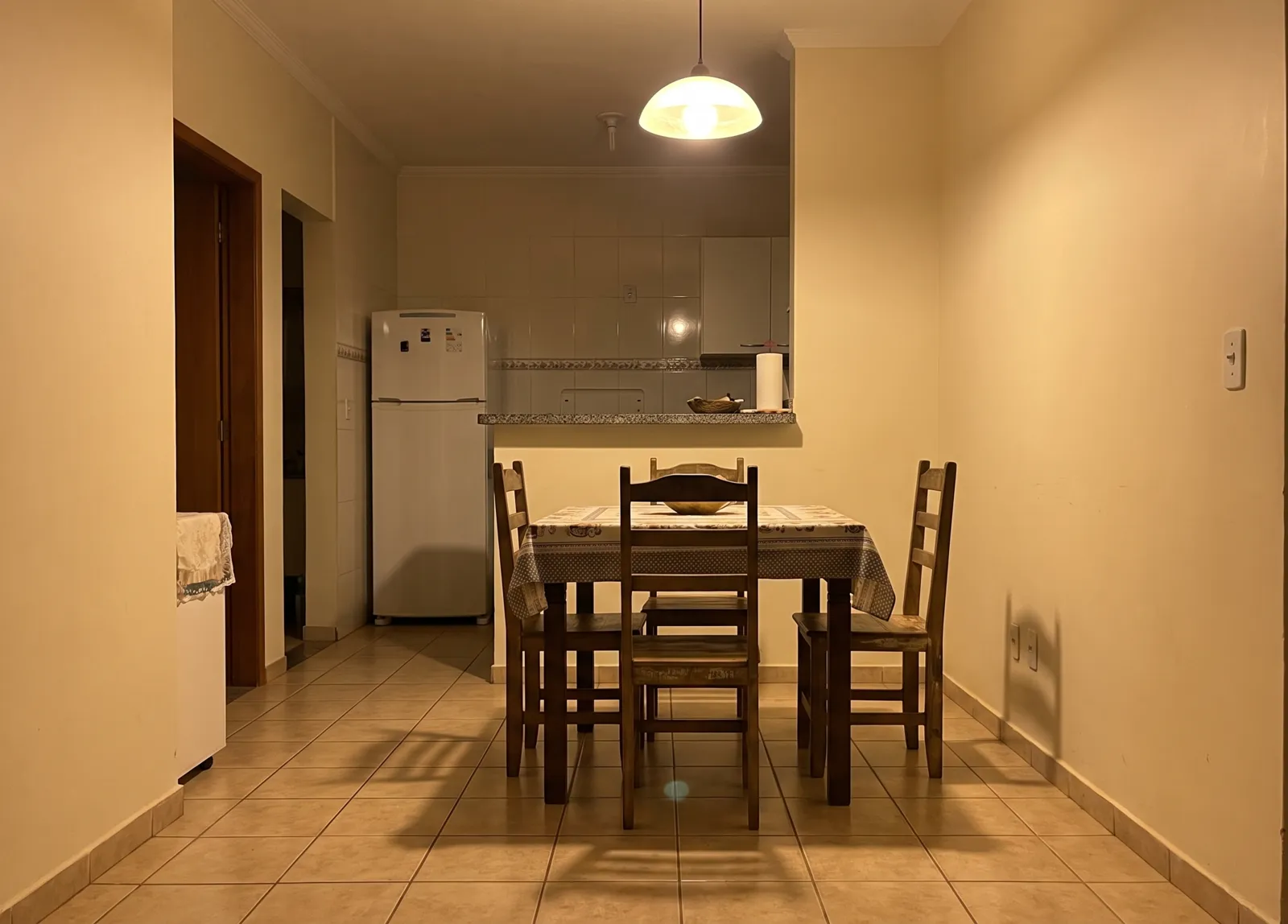 Sala de jantar integrada com paredes em tom creme