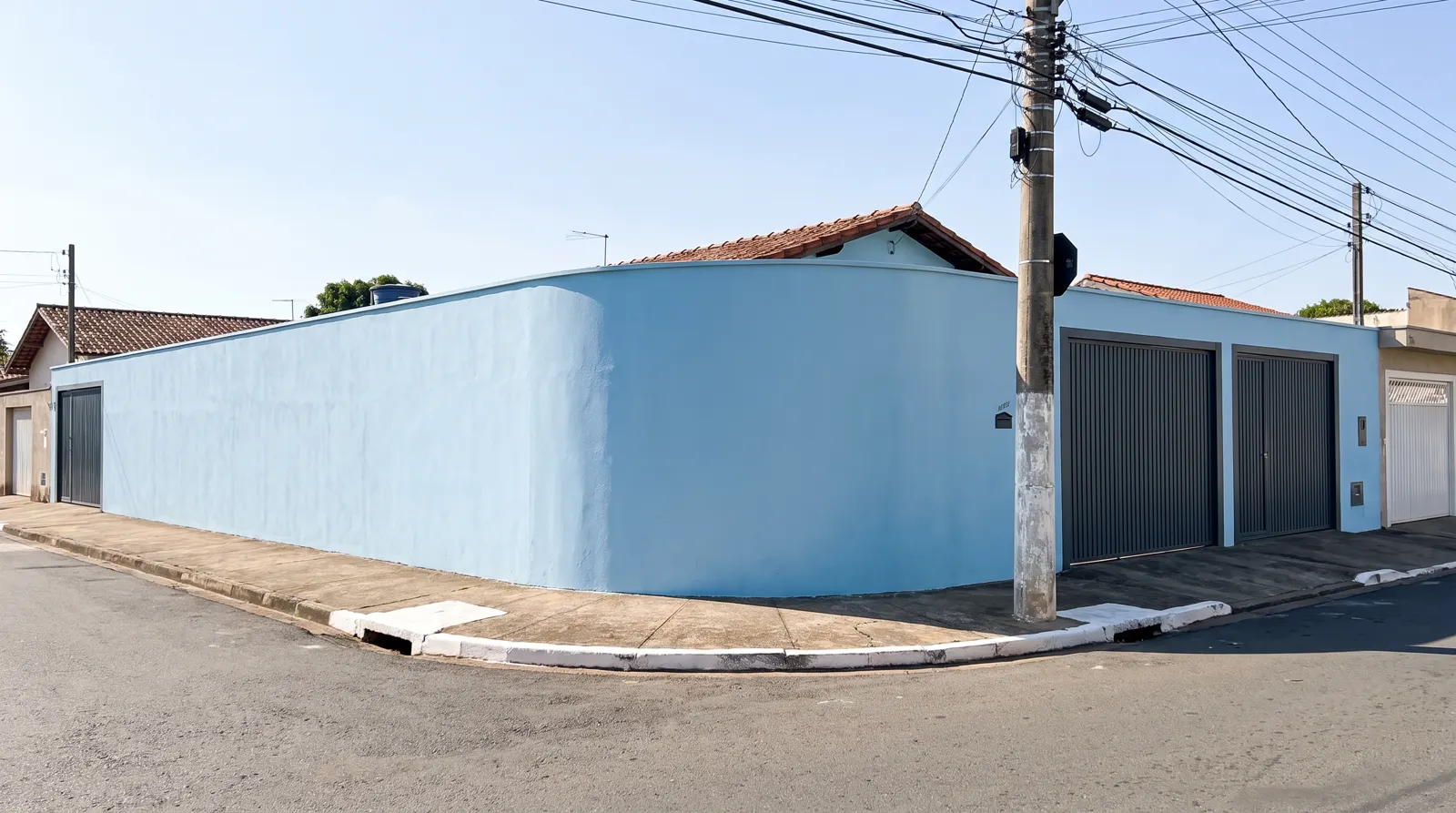 Muro de esquina pintado em azul claro