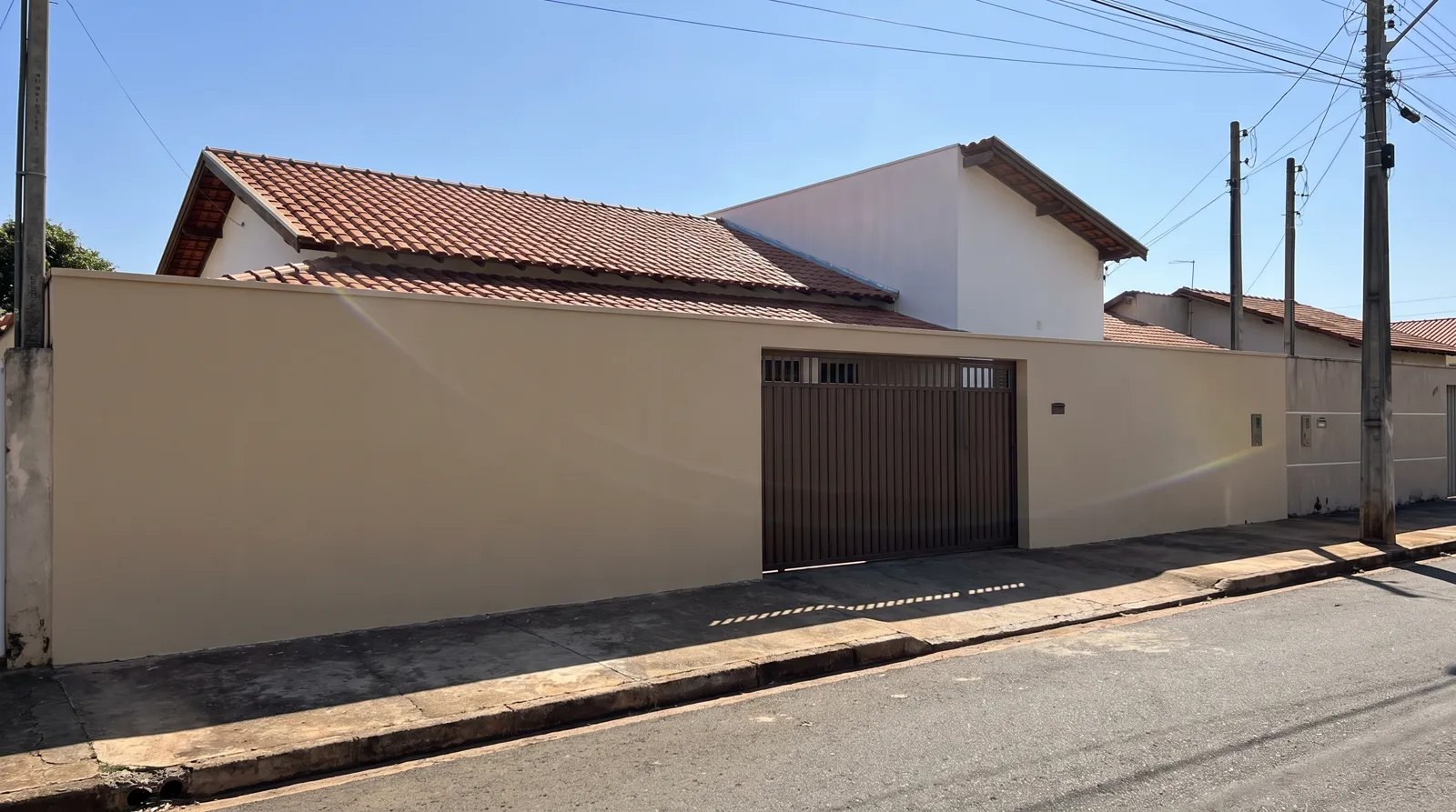 Muro e fachada em tom bege