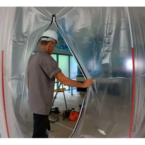 Pintor instalando isolamento de plástico antes da pintura